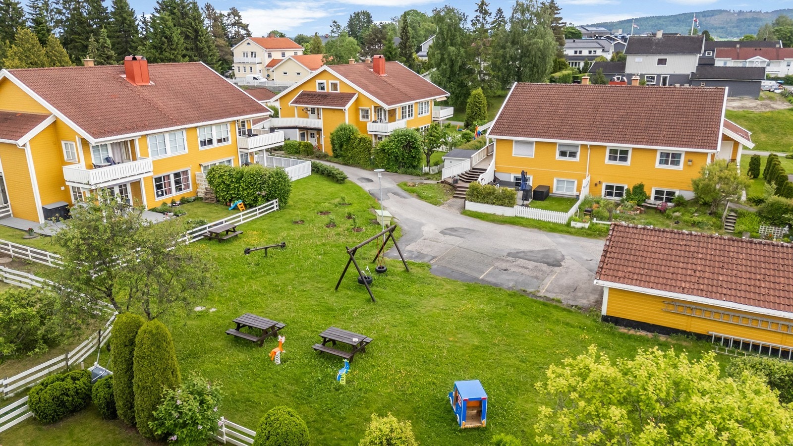 Sameiet har felles lekeapparater og store grøntområder for beboerne. Galleribilde