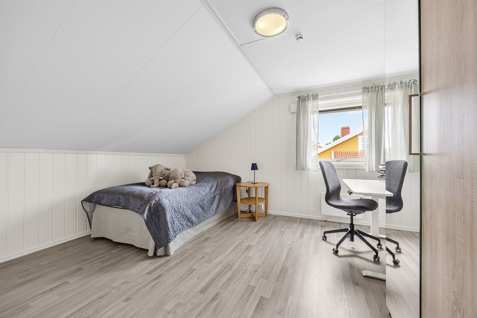 Soverom i andre etasje med plass til både seng og skrivebord under skråtaket. Galleribilde
