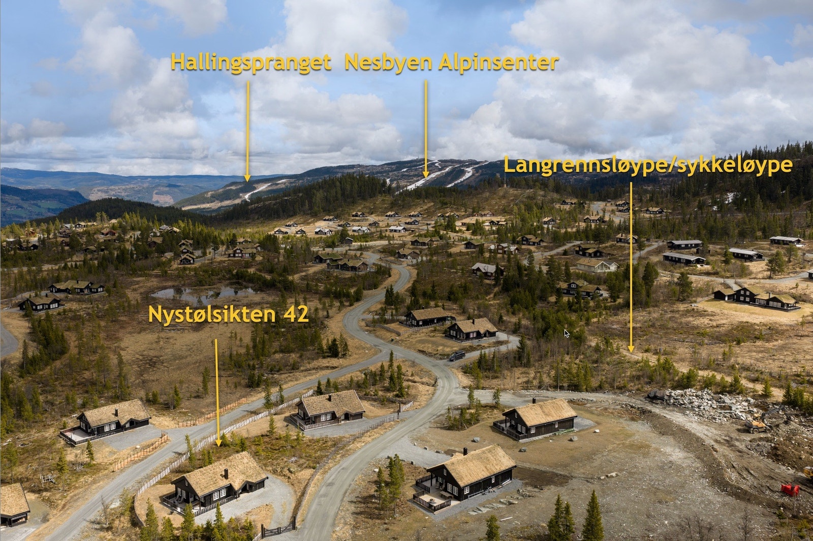 Hytta har en attraktiv beliggenhet i et etablert og naturskjønt hytteområde på Nesfjellet. Galleribilde