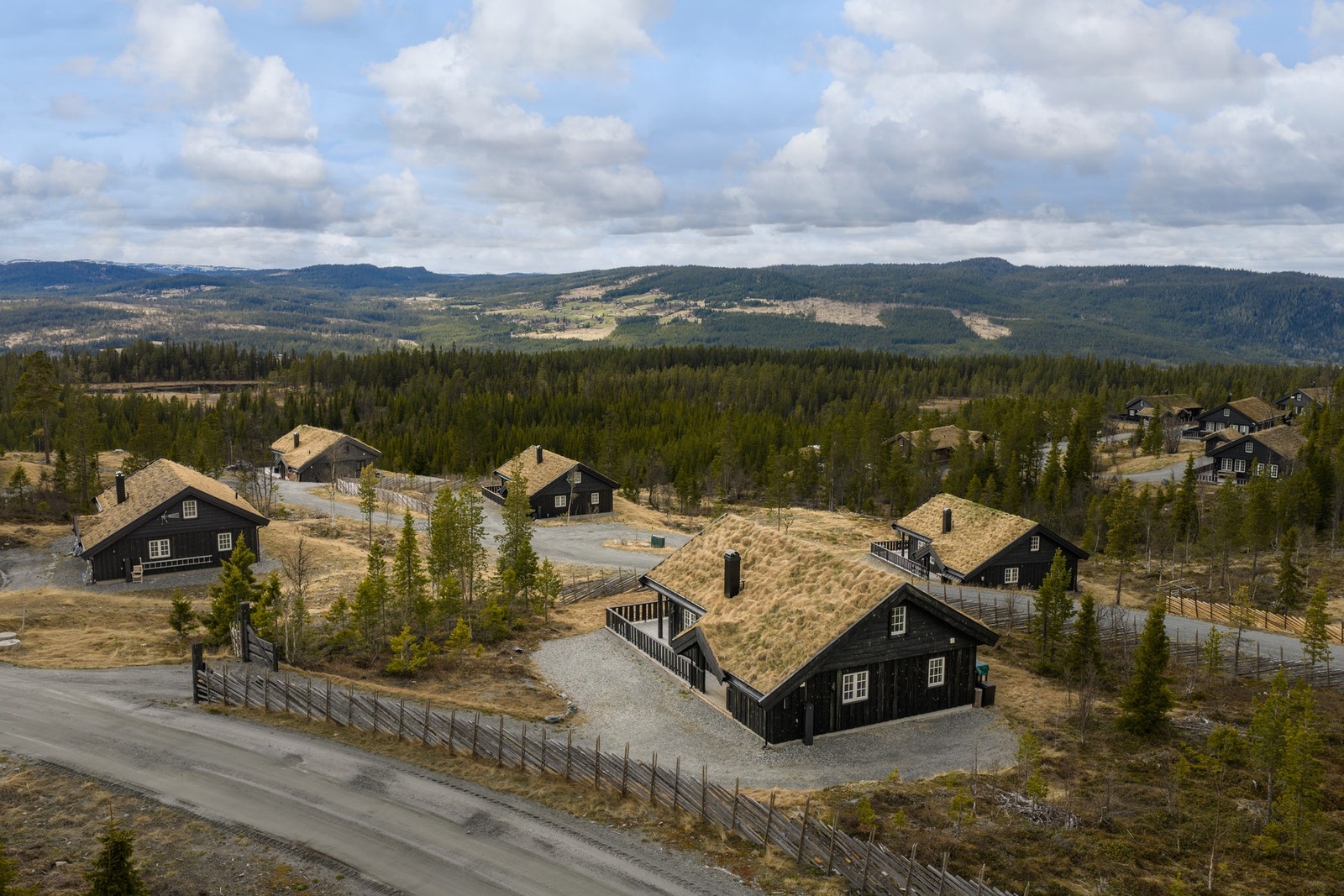 Solrik beliggenhet med gode uteområder og flott utsyn mot omgivelsene. Galleribilde