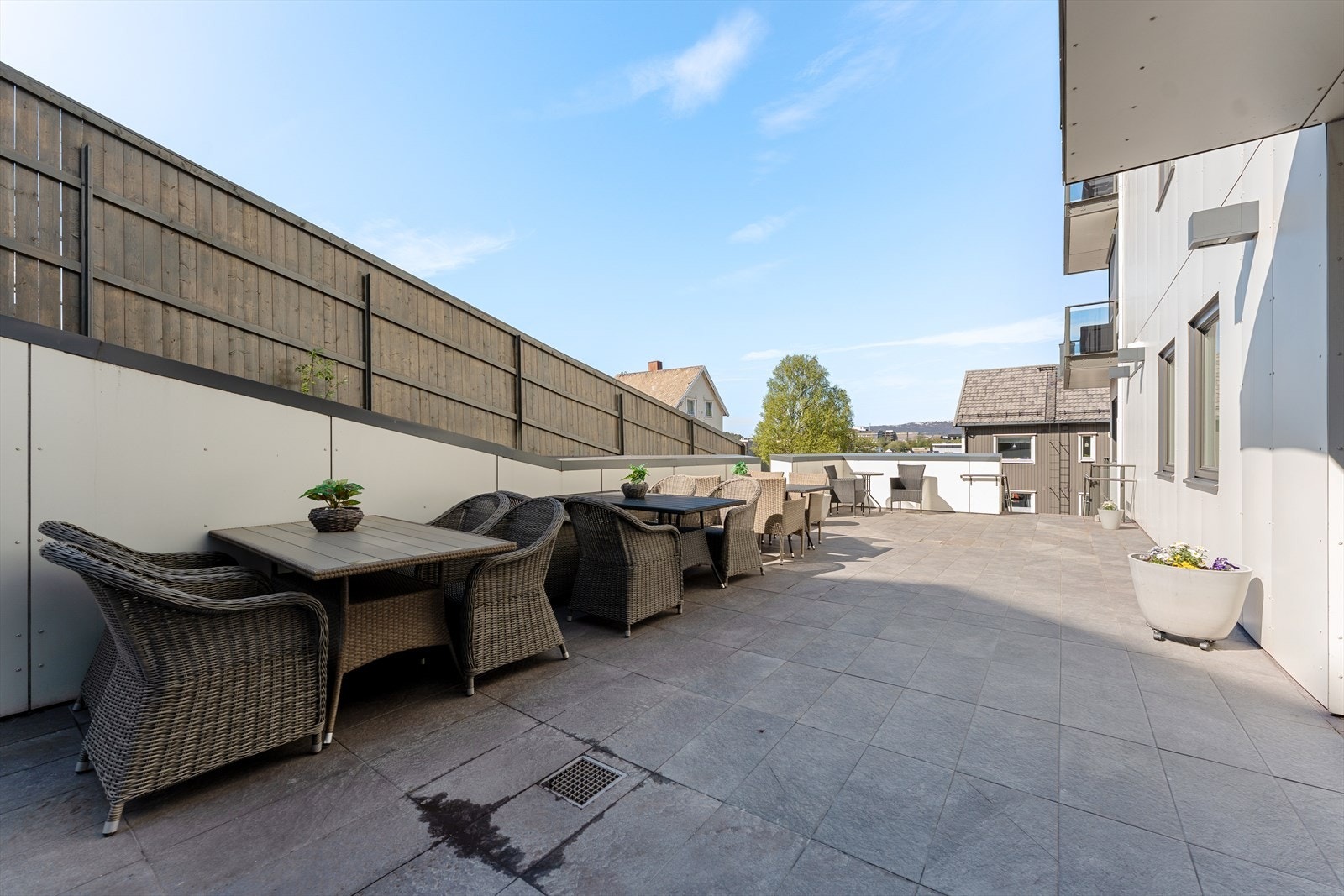 Borettslaget har et pent opparbeidet fellesområde som beboerne kan nyte godt av Galleribilde