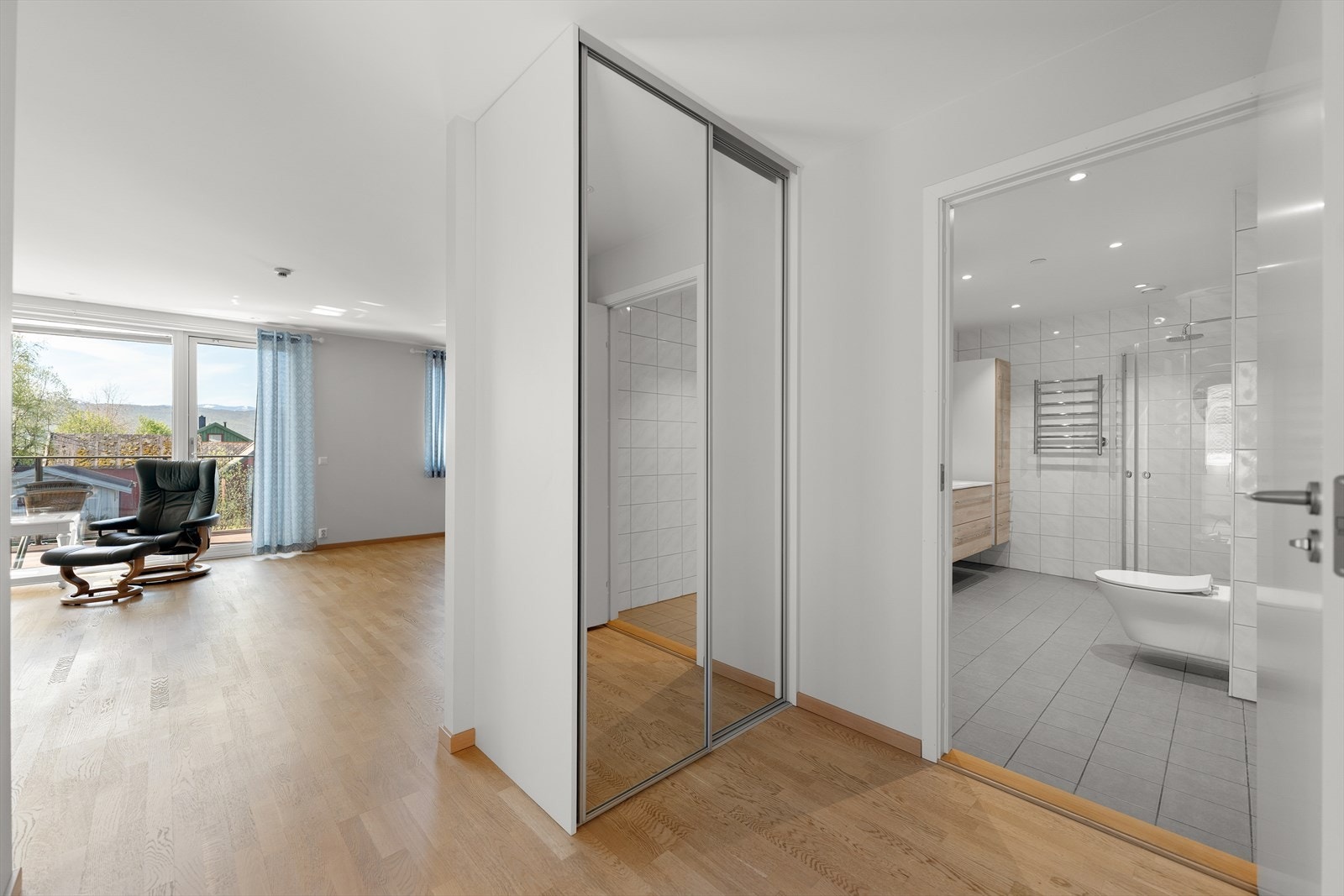 Entré med god oppbevaringsplass i skyvedørsgarderobe Galleribilde