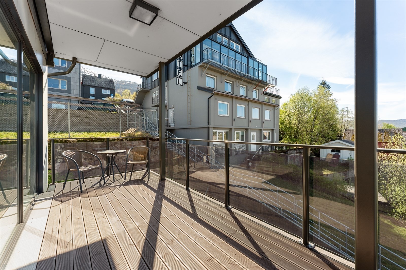 Overbygd balkong med god plass for diverse utemøblement Galleribilde