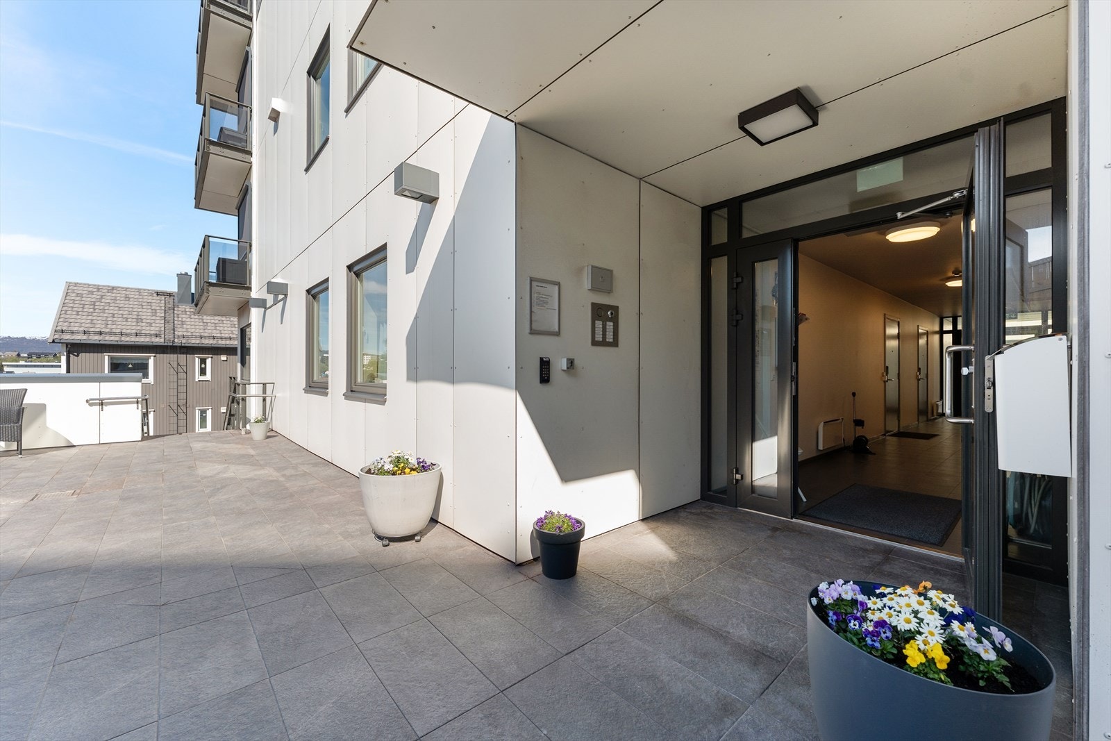 Felles inngangsparti med enkel adkomst for alle Galleribilde