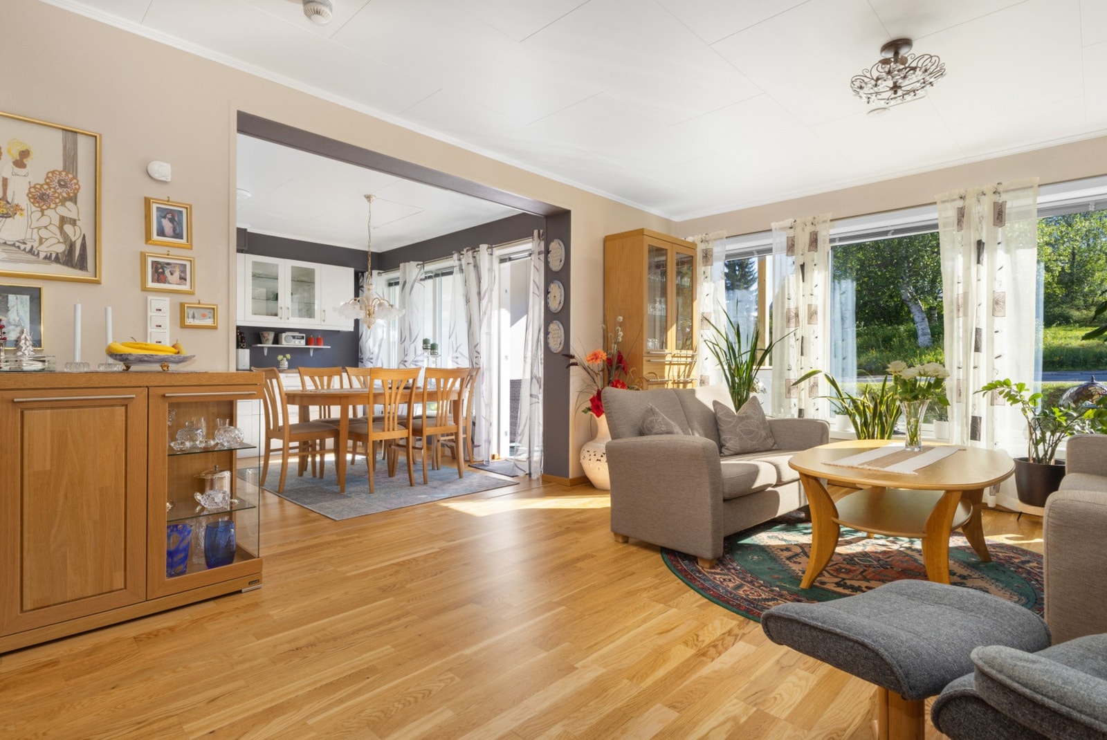 Boligen har en innbydende og trivelig stue med god plass.
Stuen har en praktisk planløsning som gjør det enkelt å møblere, samtidig som den åpne løsningen mot kjøkkenet skaper en hyggelig sosial sone for både hverdagsliv og besøk Galleribilde