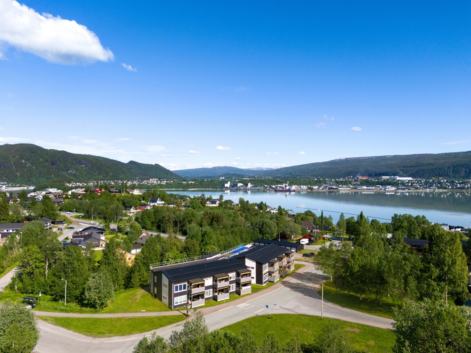 Borettslaget båsmoparken ligger i et et etablert og rolig boligområde med kort avstand til daglige servicetilbud, skole og barnehage, og flotte rekreasjonsområder Galleribilde