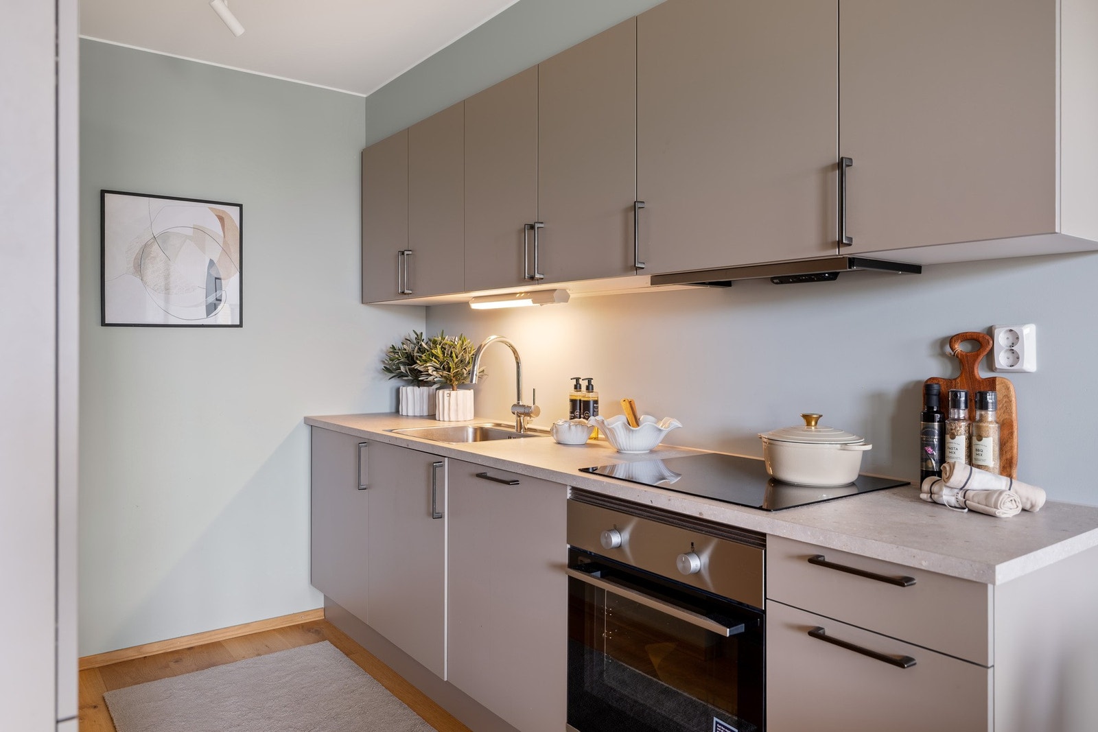 Kjøkkenet må sies å ha en tidløs og smakfull innredning med integrerte hvitevarer (kombinert kjøle- og fryseskap, oppvaskmaskin, stekeovn og koketopp). Galleribilde