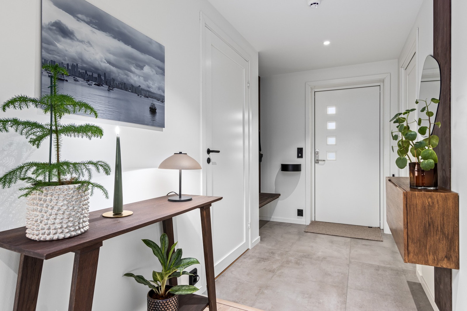 Flislagt entré med down lights Galleribilde