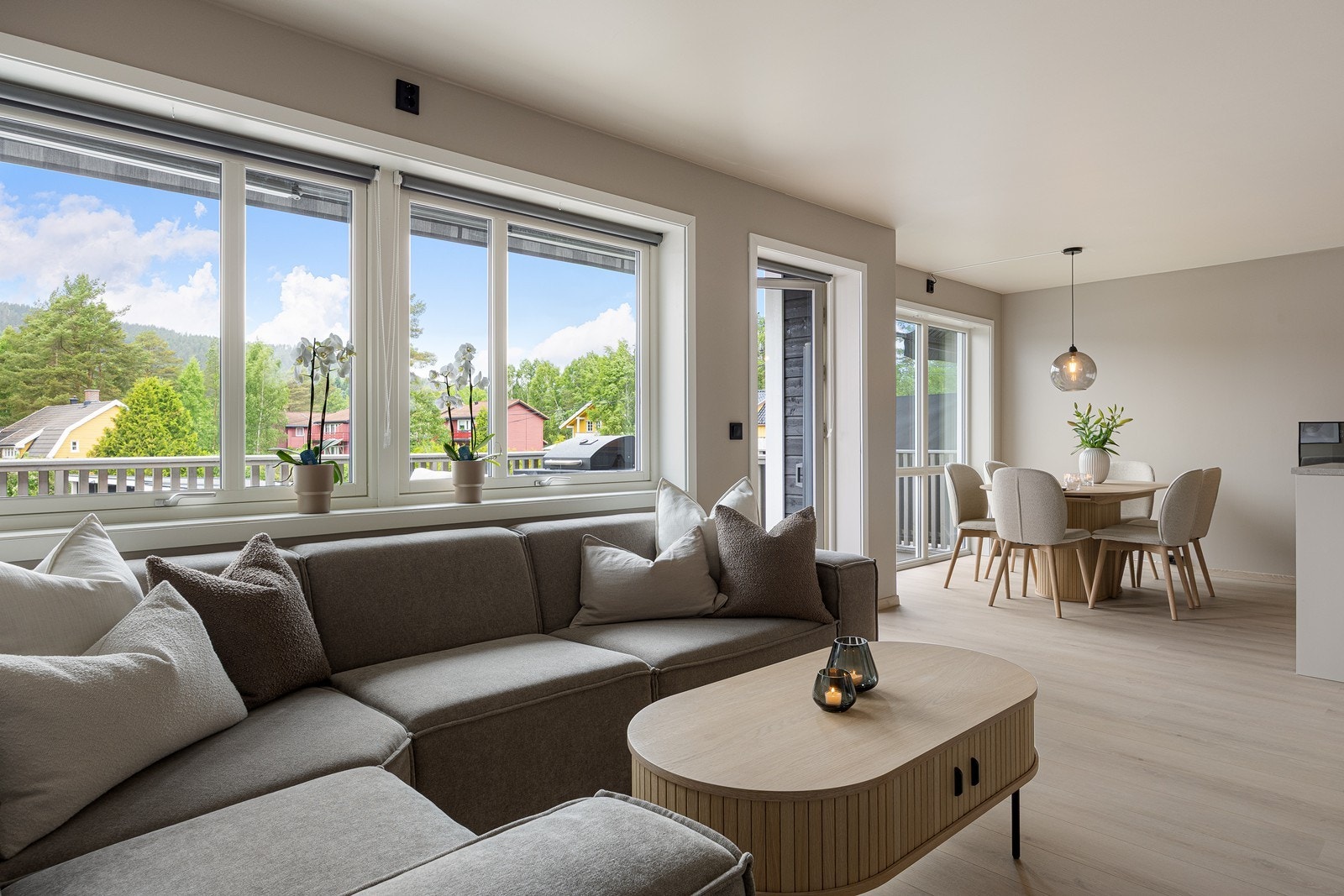 Stuen og kjøkken ligger i en åpen og sosial løsning. Det er utgang til en romslig balkong fra stuen. Galleribilde