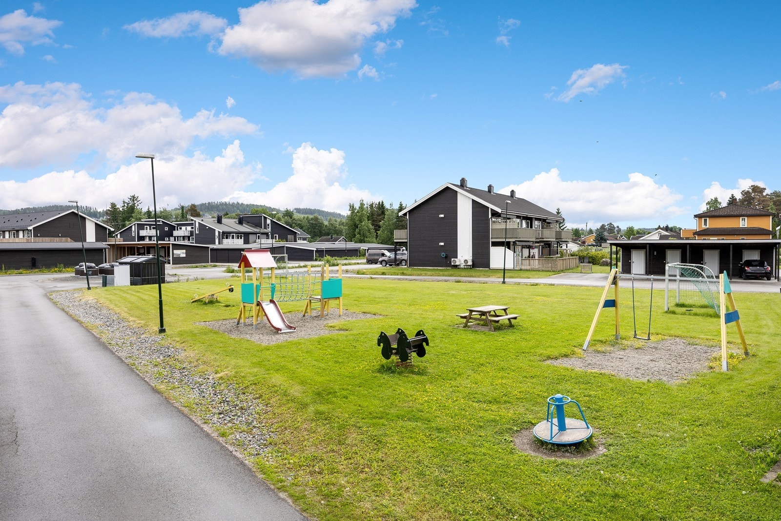 Leiligheten ligger i et populært boligområde på Bjørkelangen i Aurskog-Høland kommune. Galleribilde