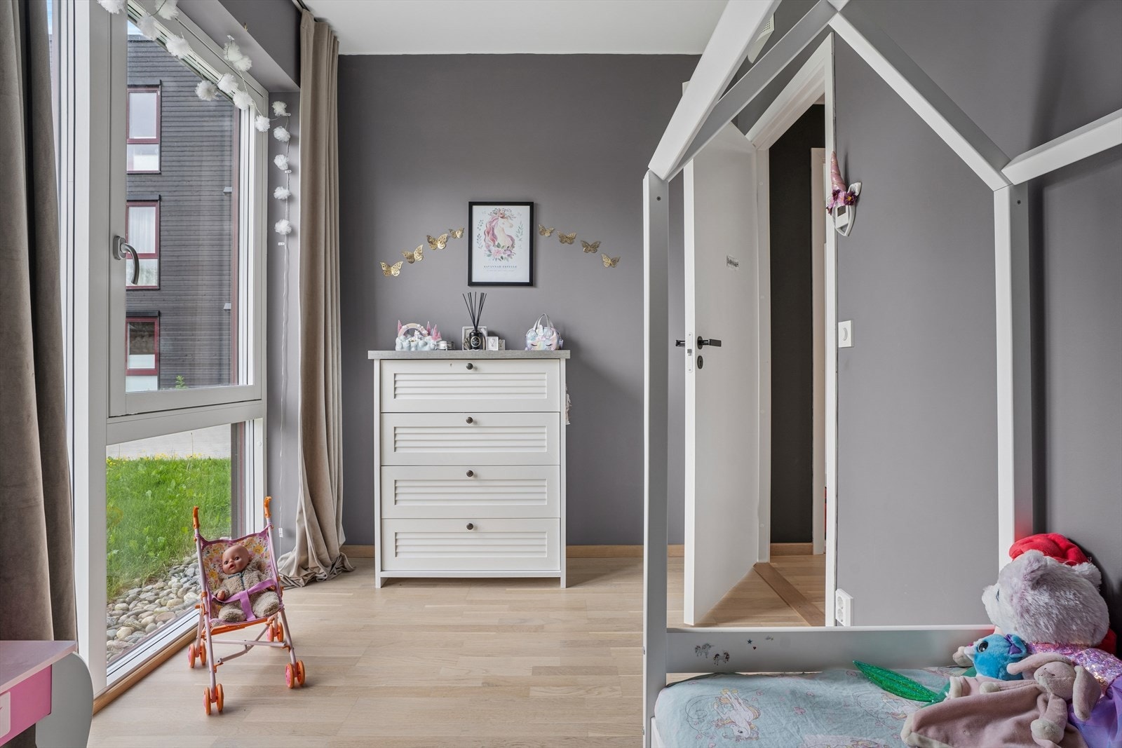 Det er plass til seng, pult, garderobeskap og kommode Galleribilde