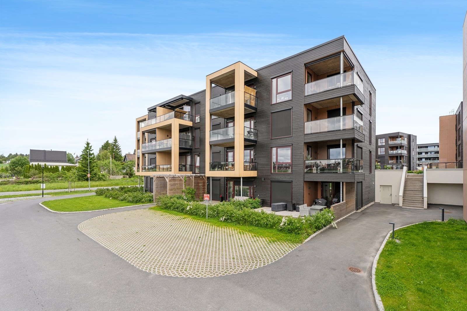 Her bor man moderne, og meget sentralt og fint til på Knapstad! Galleribilde