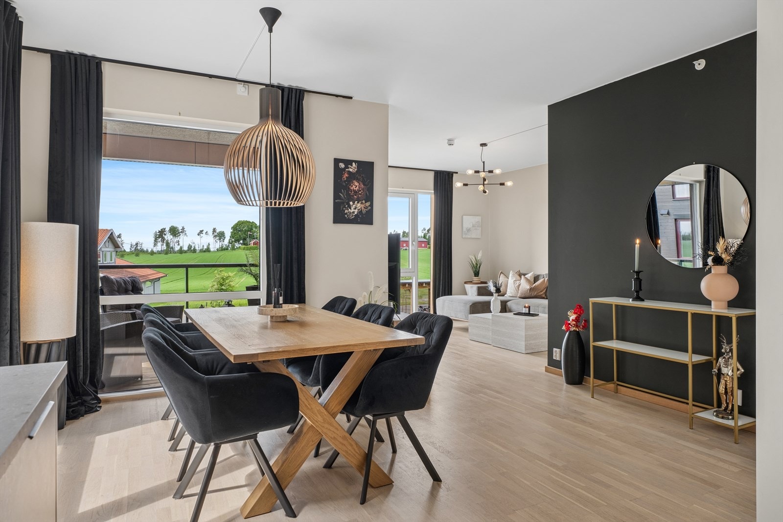De store vindusflatene slipper inn rikelig av naturlig lys Galleribilde