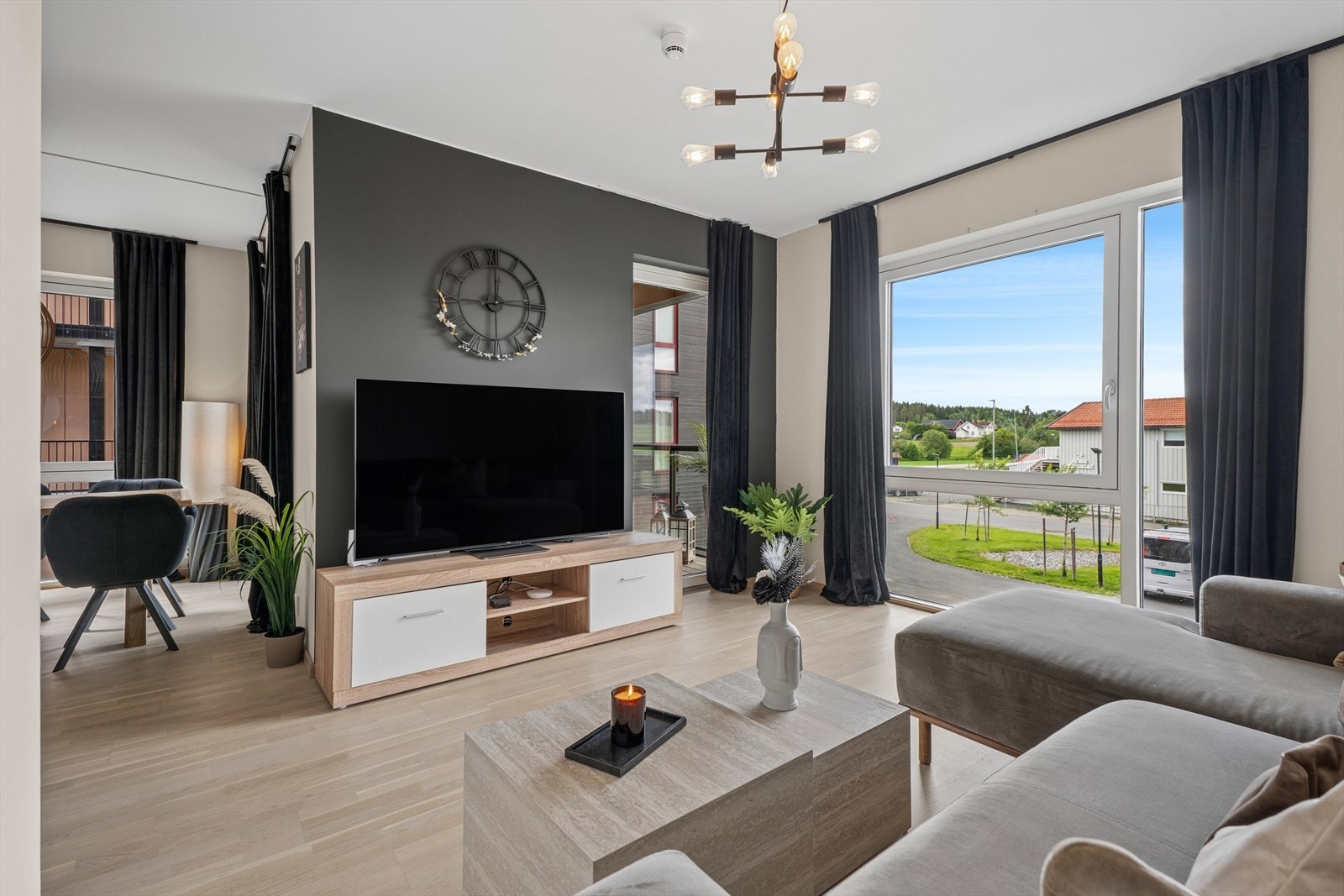 Stuen har god plass til sofagruppe og TV, og det er utgang til balkongen Galleribilde