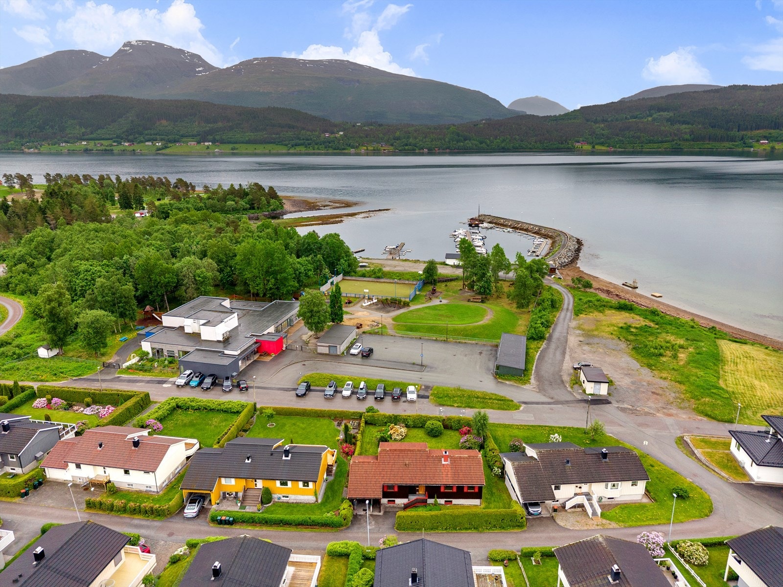 Nærområde med barnehage, småbåthavn, turstier og badestrand i umiddelbar nærhet. Galleribilde