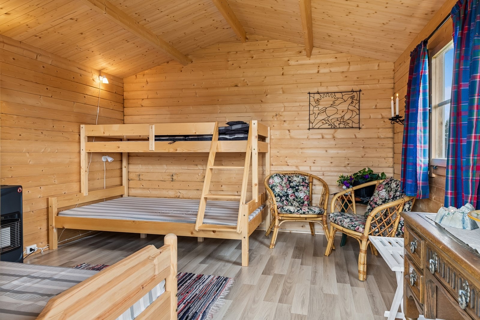 Innvendig har annekset synlig trepanel og laminatgulv, med god plass til ekstra soveplasser. Galleribilde