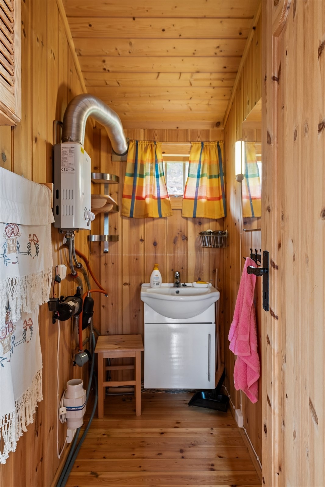 Sanitærrommet er utstyrt med håndvask og en gassdrevet vannvarmer fra 2016. Galleribilde