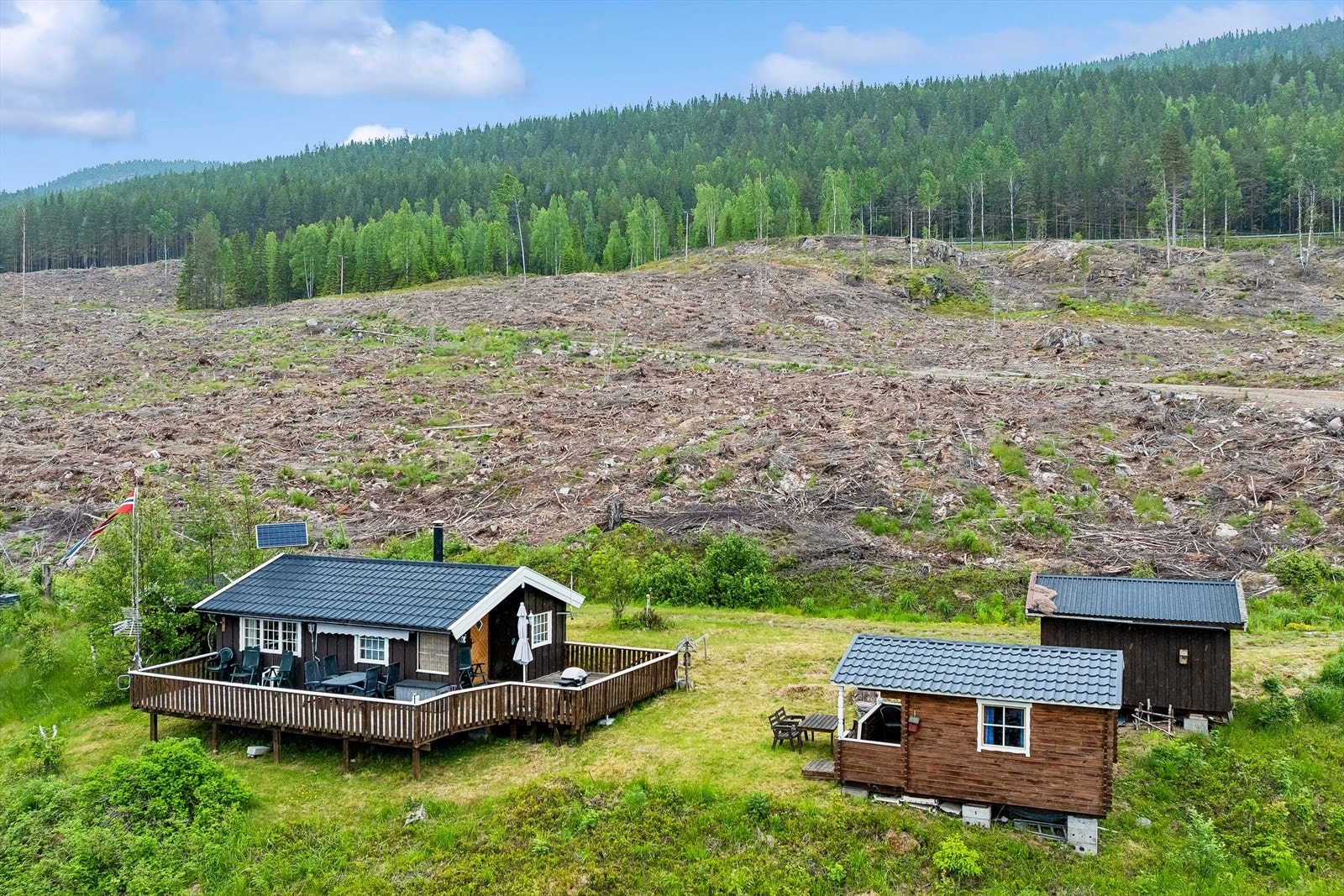 Eiendommen består av en fritidsbolig fra 1989, et frittstående anneks og en redskapsbod, alt plassert på en romslig naturtomt. Galleribilde
