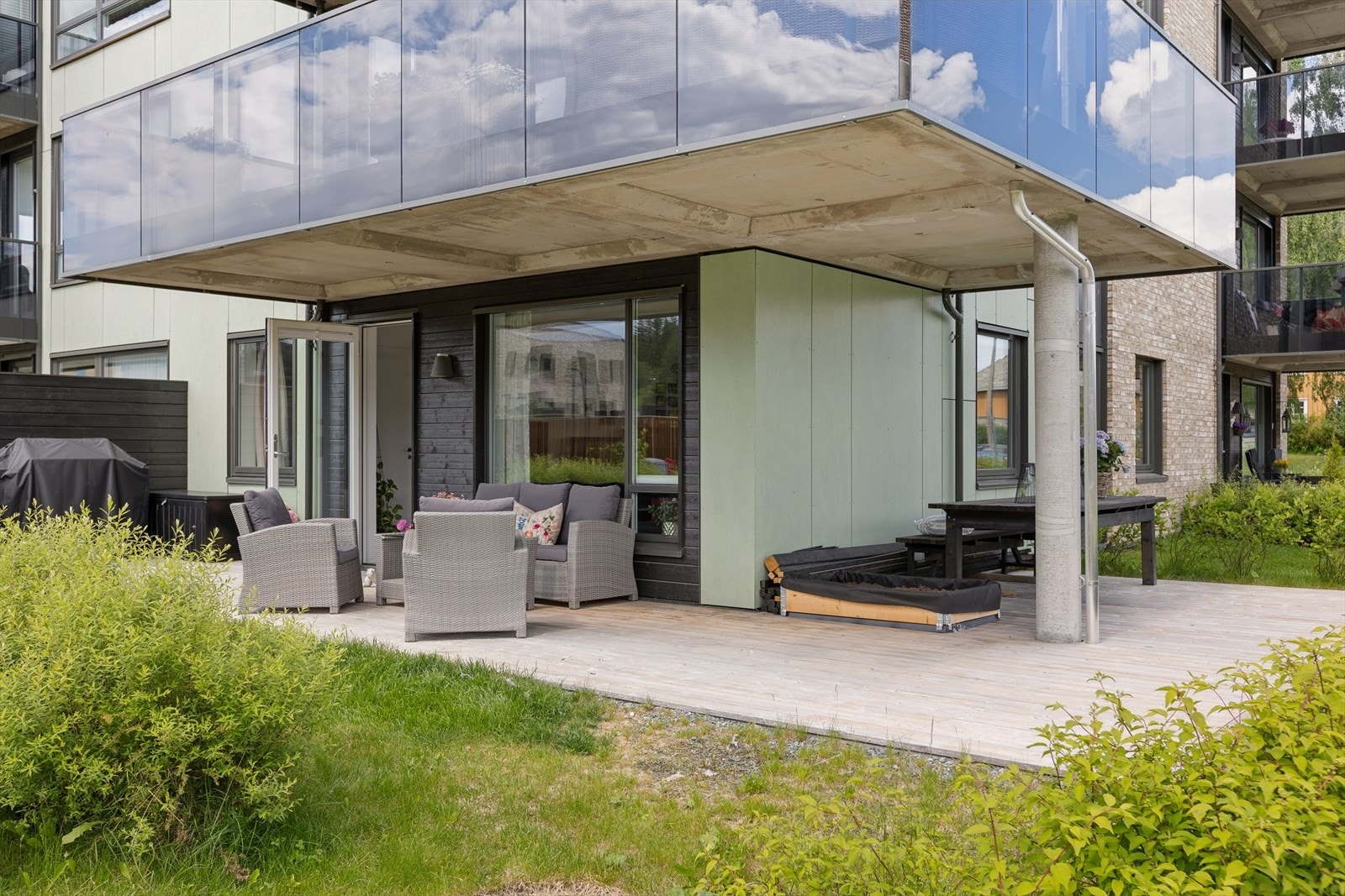 En delvis overbygget terrasse gir ly for vær og vind. Galleribilde