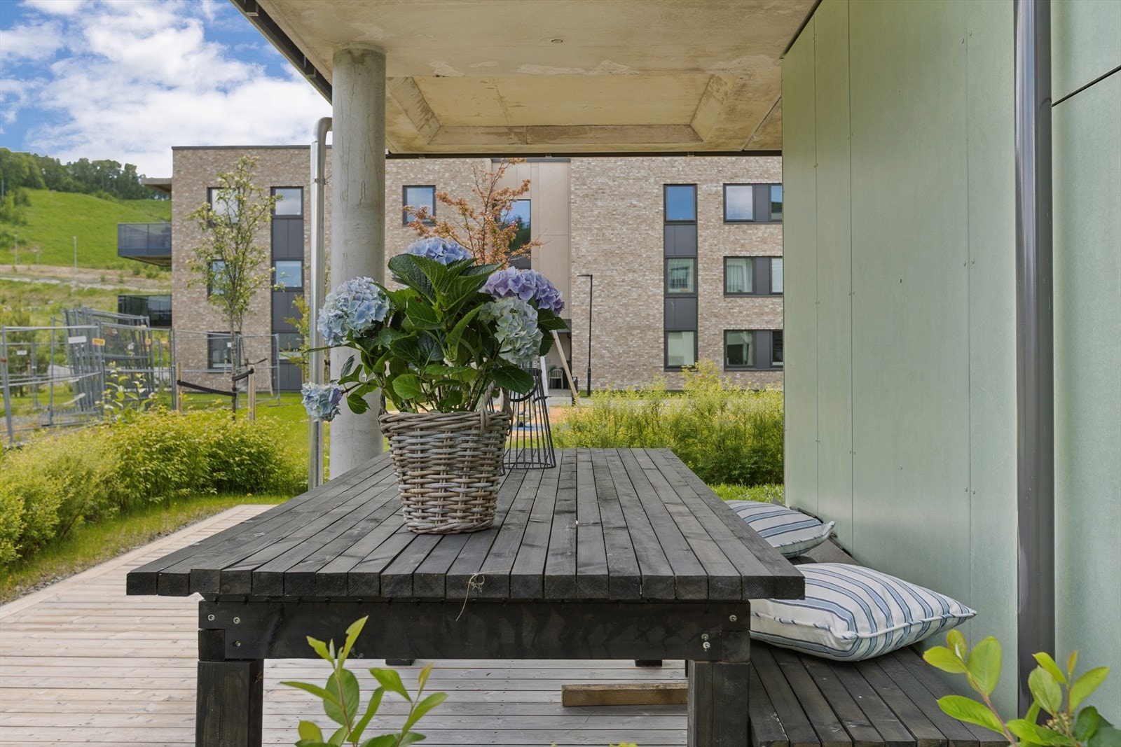 Uteplassen er stor nok til å romme separate soner for både spising og avslapning. Galleribilde