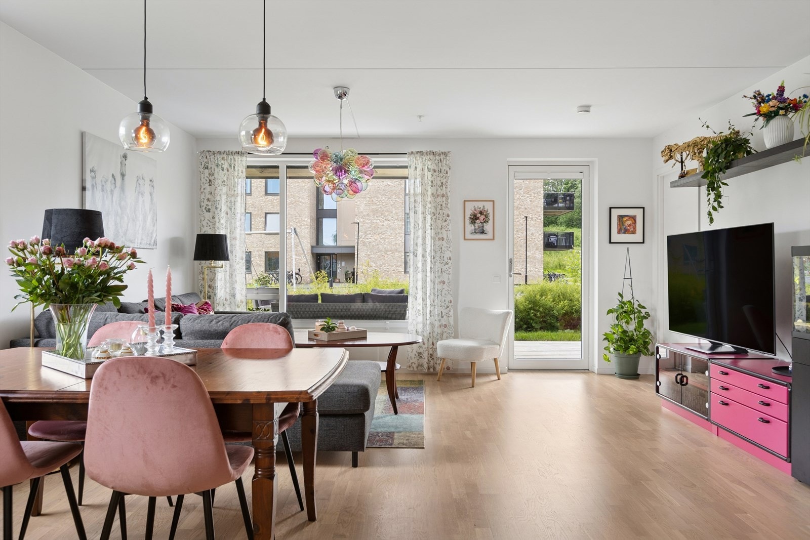 Stuen er designet for komfort og sosiale sammenkomster med utgang til terrasse. Galleribilde