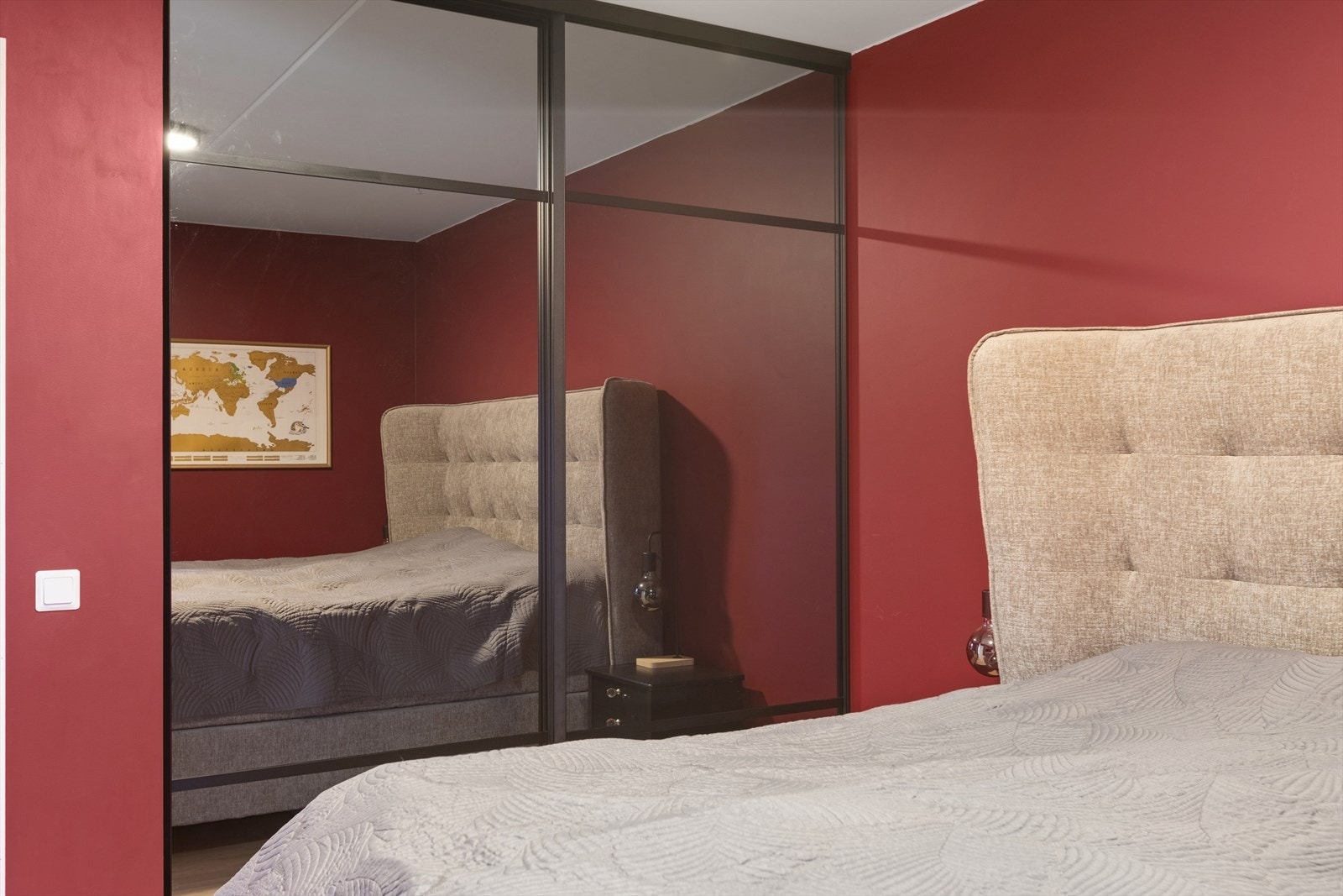 Skyvedørsgarderobe med speilfronter gir rikelig med oppbevaringsplass. Galleribilde