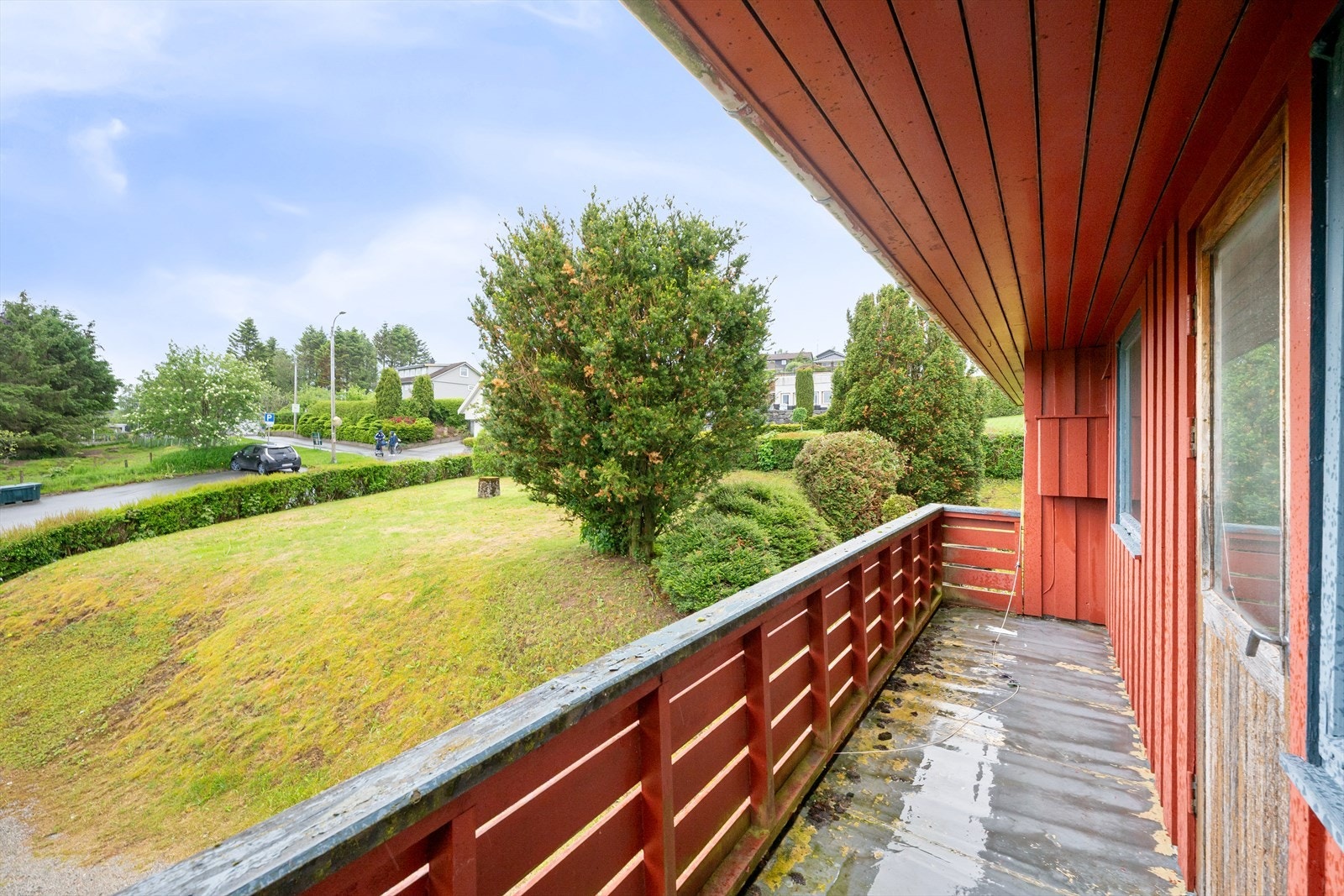 Fra balkongen ser man ut over den store hagen og nærområdet - god plass til lek og moro - gangavstand til skole og barnehage Galleribilde
