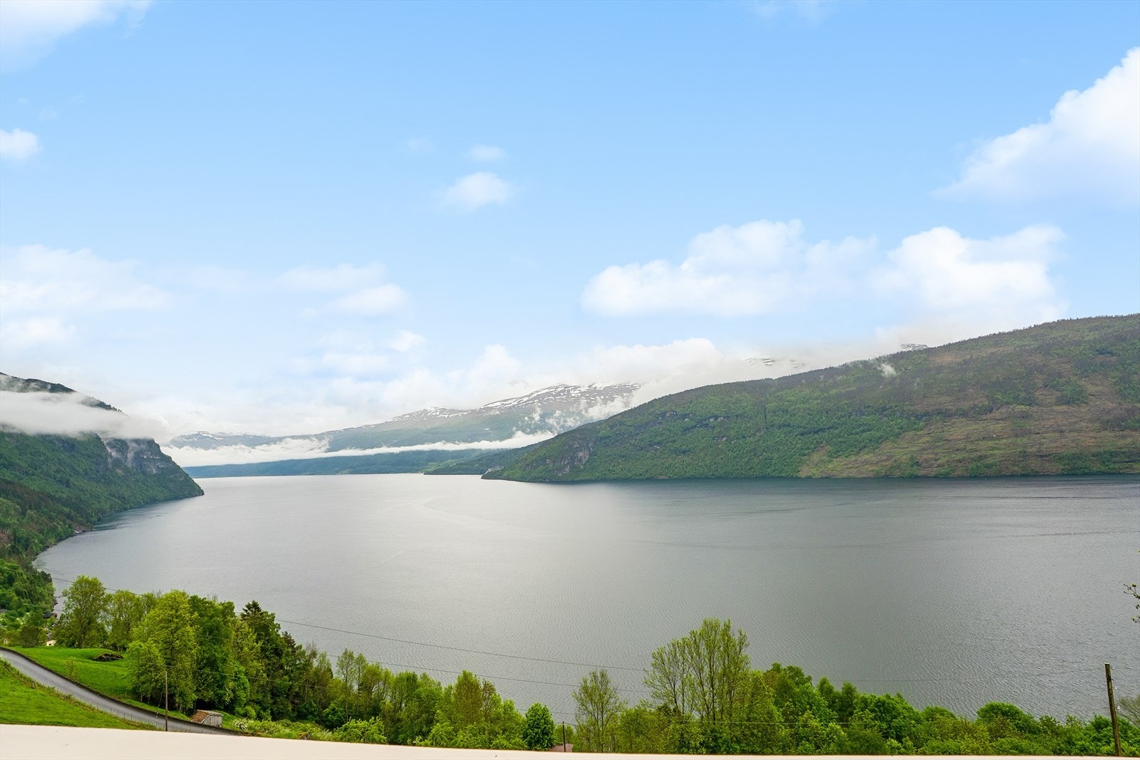 Frå terrassen er det eit ope og vidt utsyn over Nordfjorden og fjellandskapet. Galleribilde