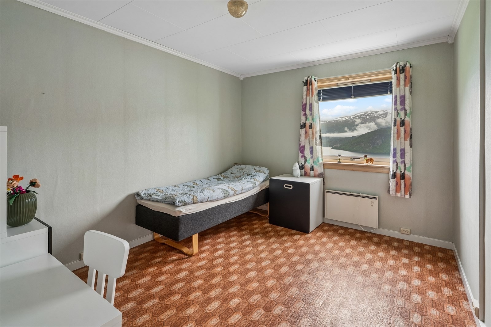 Eitt av to soverom i andre etasje. Bustaden har totalt mulighet for sju soverom. Her får heile storfamilien plass! Galleribilde