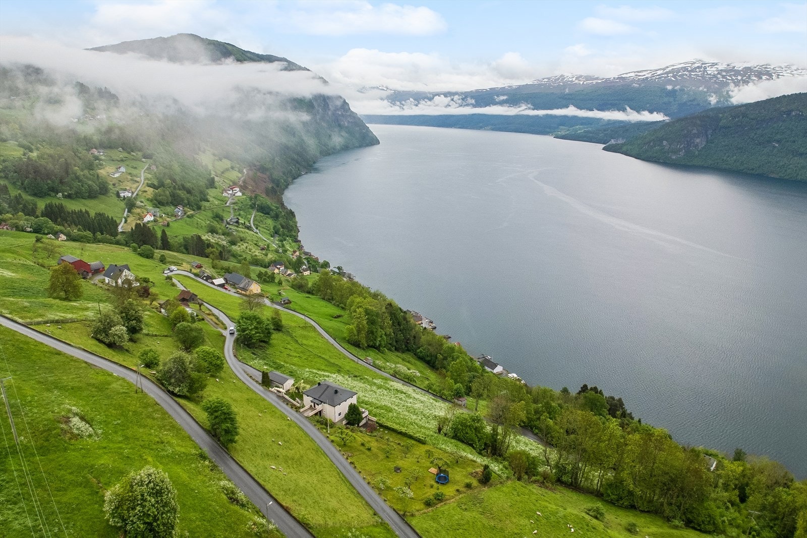 Eigedomen har ei landleg og fredeleg plassering i Hopland, omkransa av nydelig natur med storslått utsikt over fjorden og fjella. Galleribilde