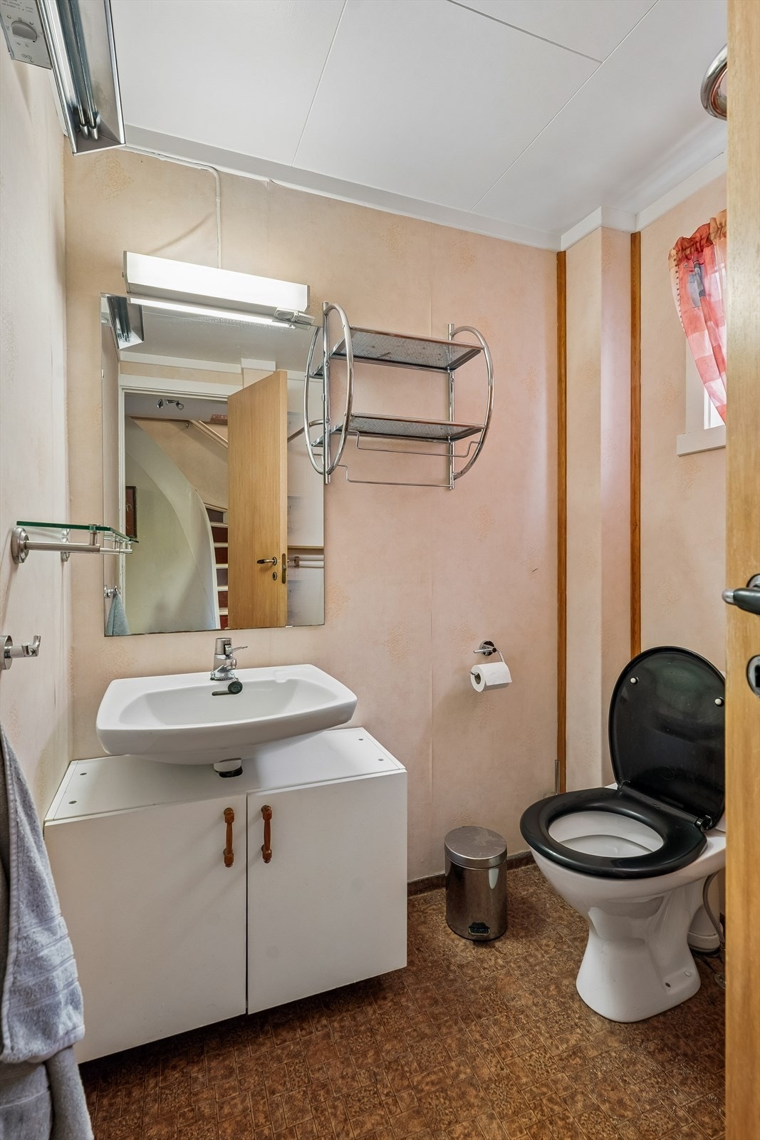 Badet i første etasje har utføring frå 1978 og er utstyrt med klosett, servant og dusj med forheng. Galleribilde