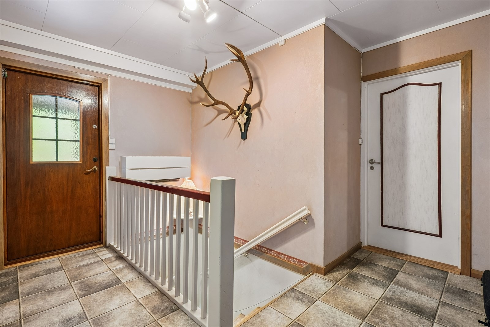 Frå gangen i andre etasje fører ei trapp ned til første etasje, her ligg dei fleste soveromma. Galleribilde
