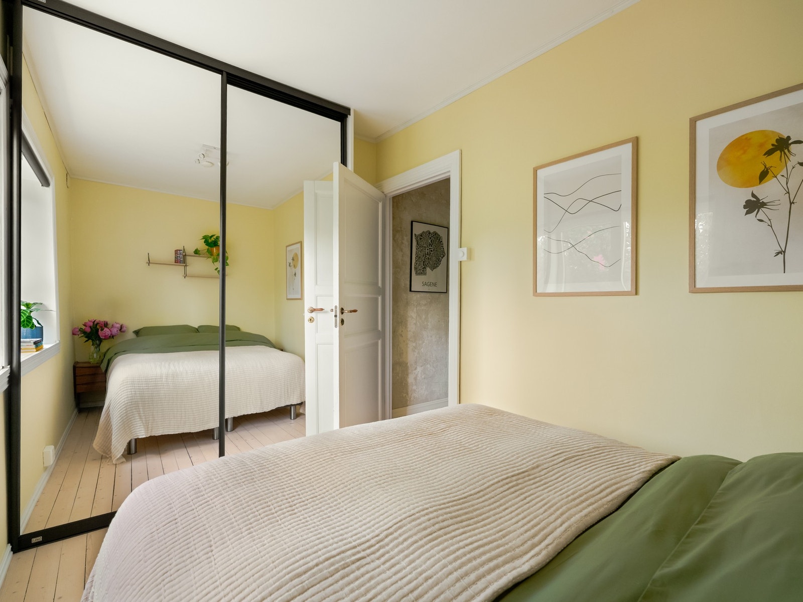 Soverommet er romslig med god plass til dobbeltseng, nattbord og en stor skyvedørsgarderobe. Galleribilde