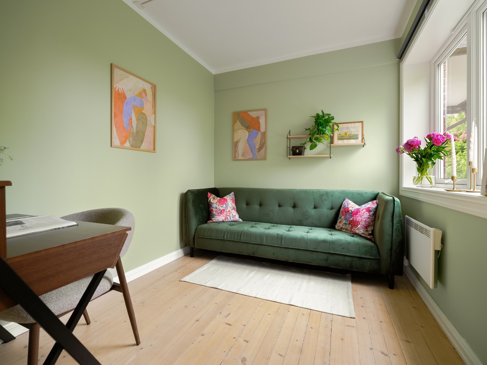 Dette rommet brukes i dag som gjesterom og kontor, og er av god størrelse. Galleribilde