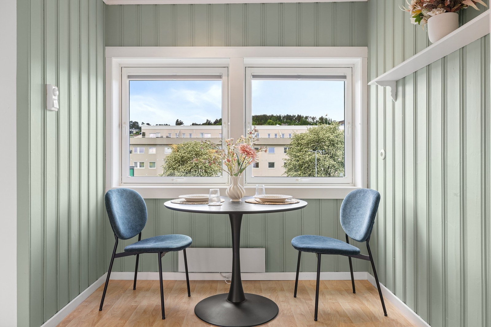 På kjøkkenet er det god plass til et hyggelig spisebord. Galleribilde