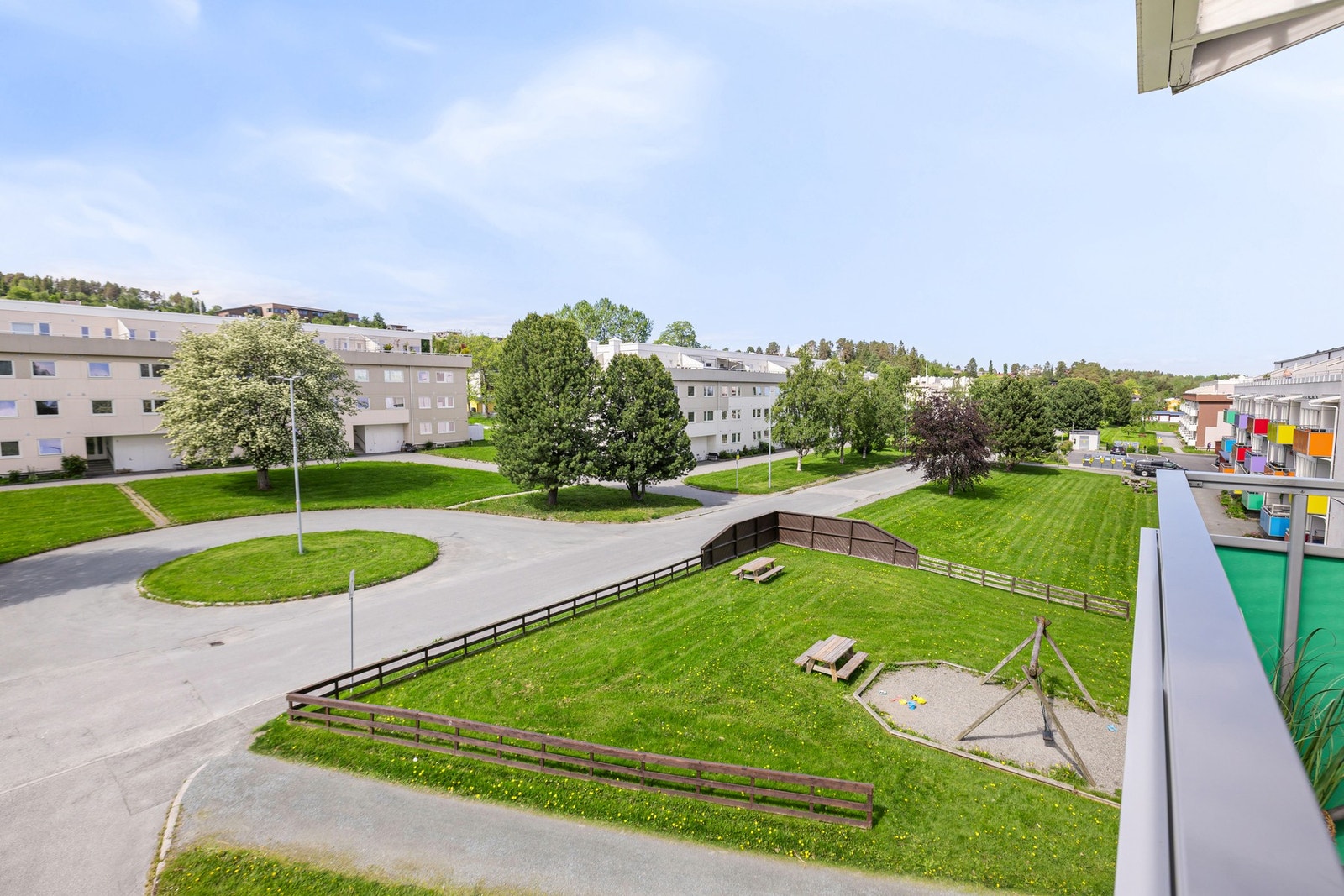 Balkongen er vendt mot borettslagets fellesareal. Galleribilde