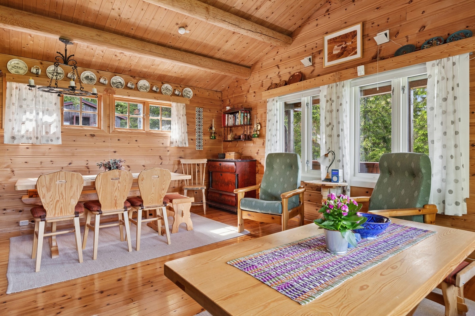 Flott og lys stue med naturlige soner for sitte og spise grupper. Galleribilde