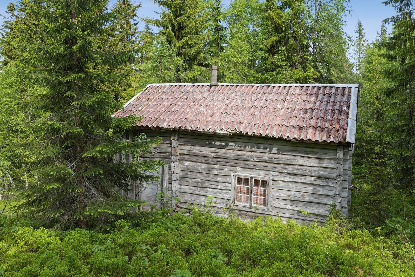 Eldre bygg som idag ikke anbefales å bruke, rehabilitering må påregnes. Søknads-pliktig å rive og sette opp noe nytt, konf megler. Galleribilde