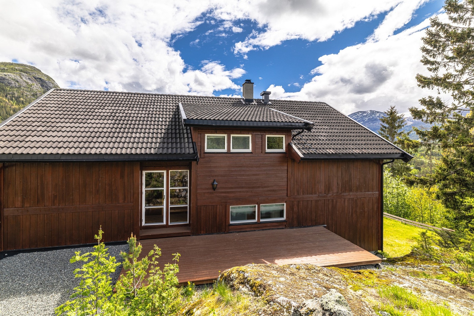 fantastisk uteplass også på vestsiden av huset. Galleribilde