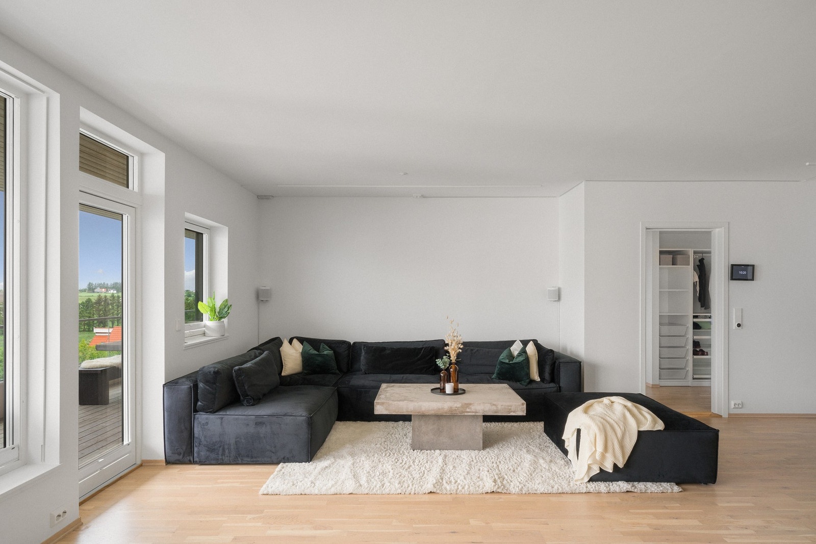 Stuen er av god størrelse med god plass til både sofa - og spisegruppe, samt øvrig møblement. Galleribilde