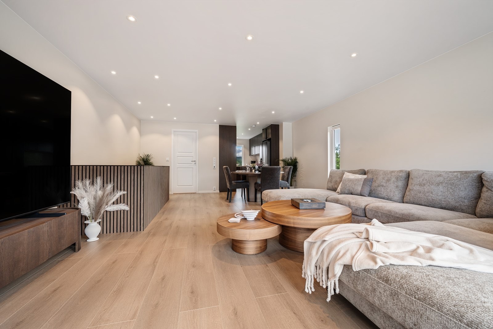 Stue og kjøkken i en åpen og sosial løsning. Hele etasjen har downlights i himlingen og varmefolie i gulvet. Galleribilde