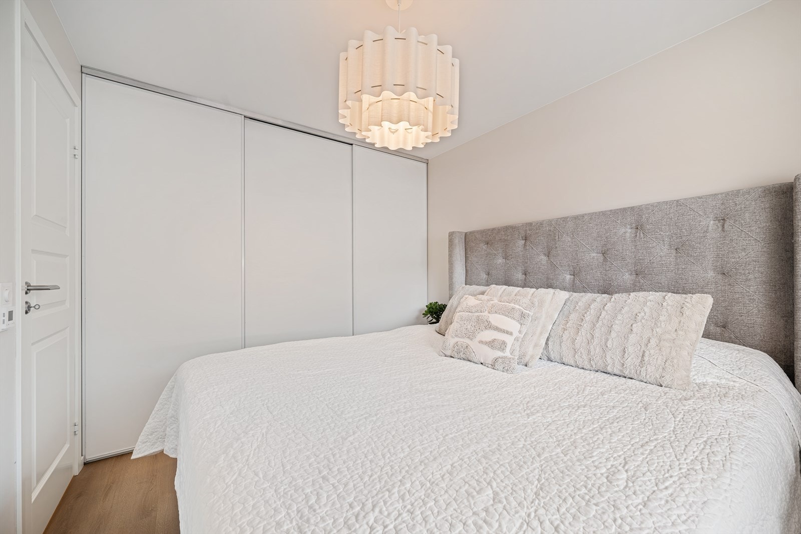 En romslig skyvedørsgarderobe gir rikelig med oppbevaringsplass. Galleribilde