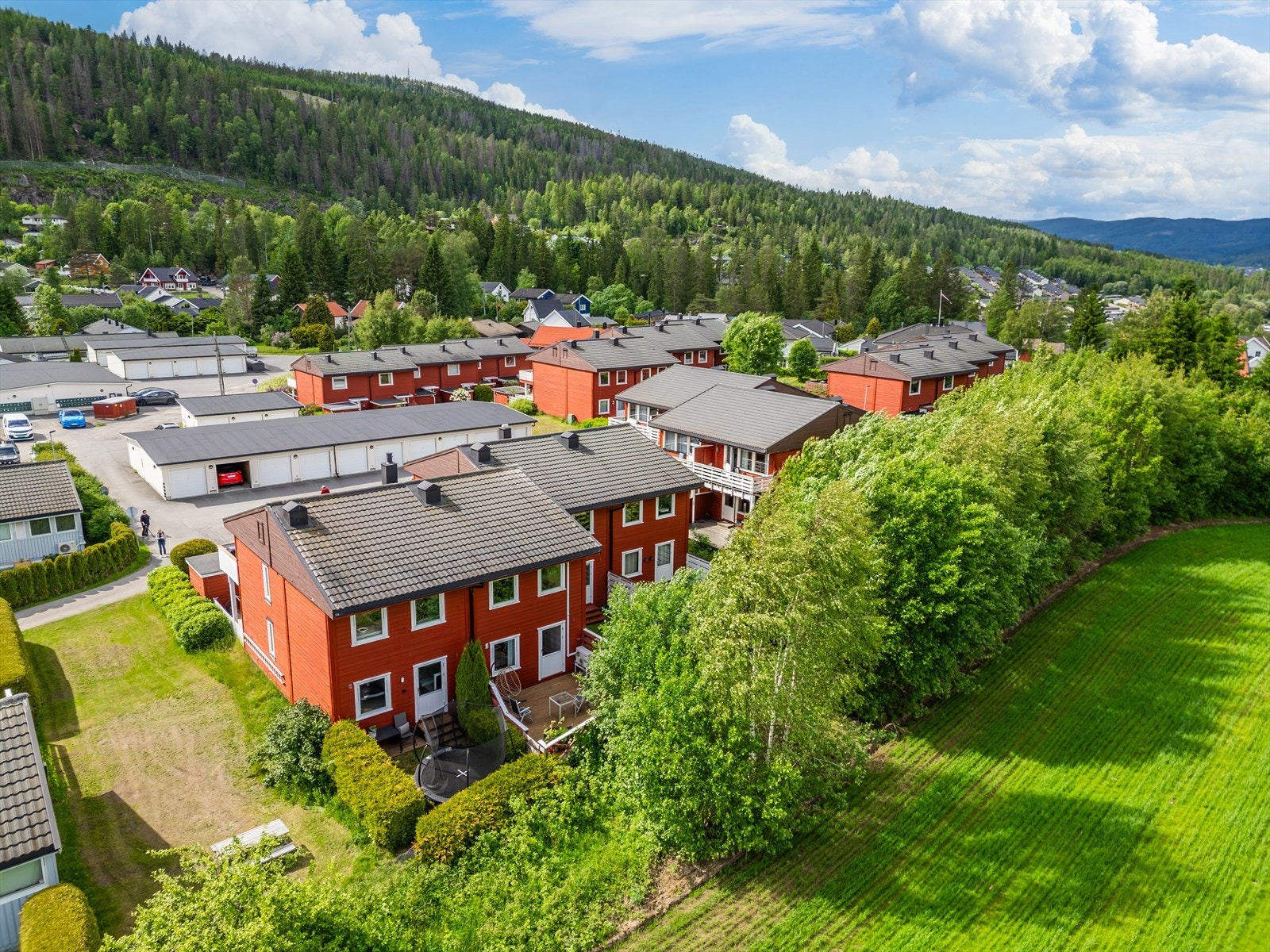 Fra eiendommen er det gangavstand til Åneby stasjon (ca. 10 min) og Meny Åneby (ca. 7 min). Galleribilde