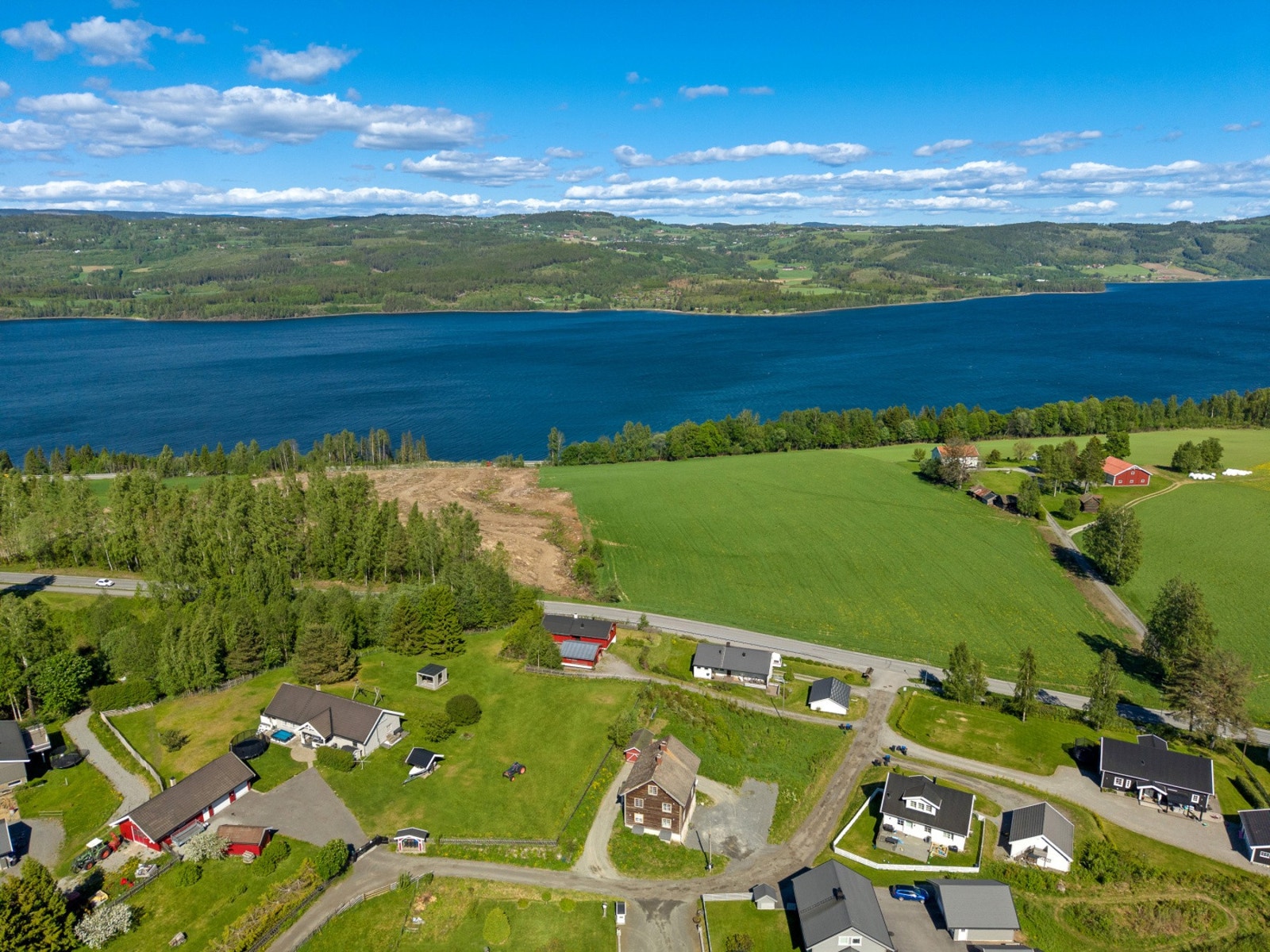 I Biri sentrum, rundt 9 km fra eiendommen, finner du et godt servicetilbud med barnehage, barne- og ungdomsskole samt dagligvarebutikker. Galleribilde