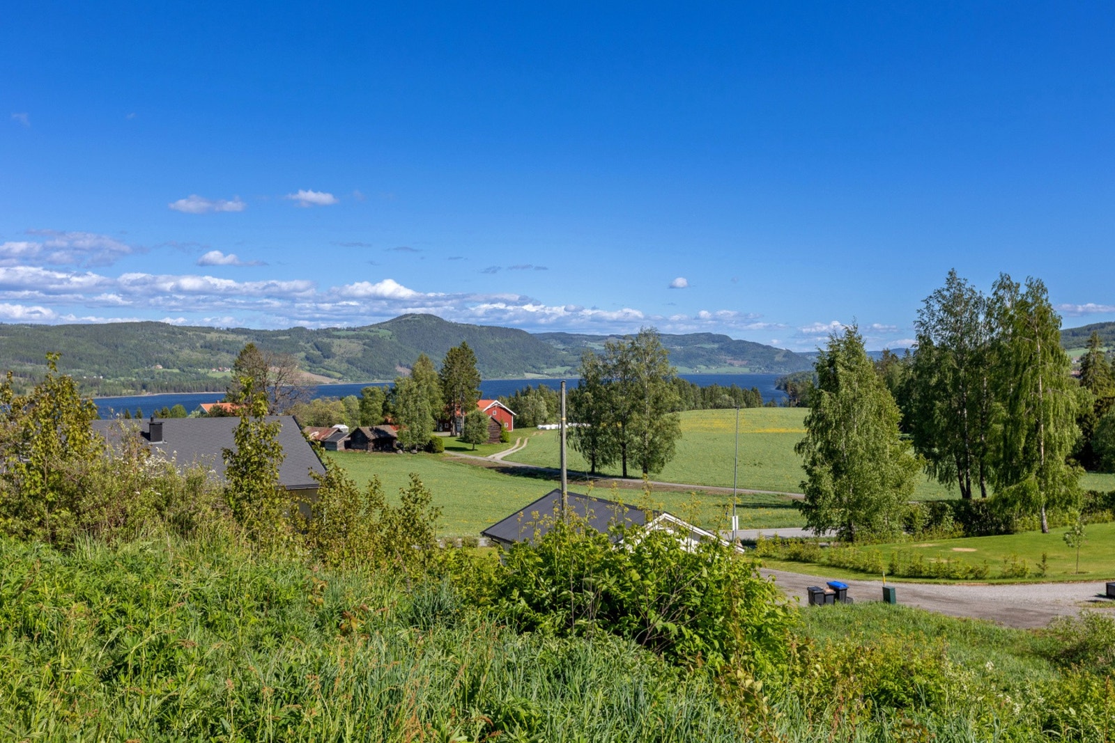 Eiendommen ligger solrikt til med utsikt over Mjøsa og omkringliggende landskaper Galleribilde
