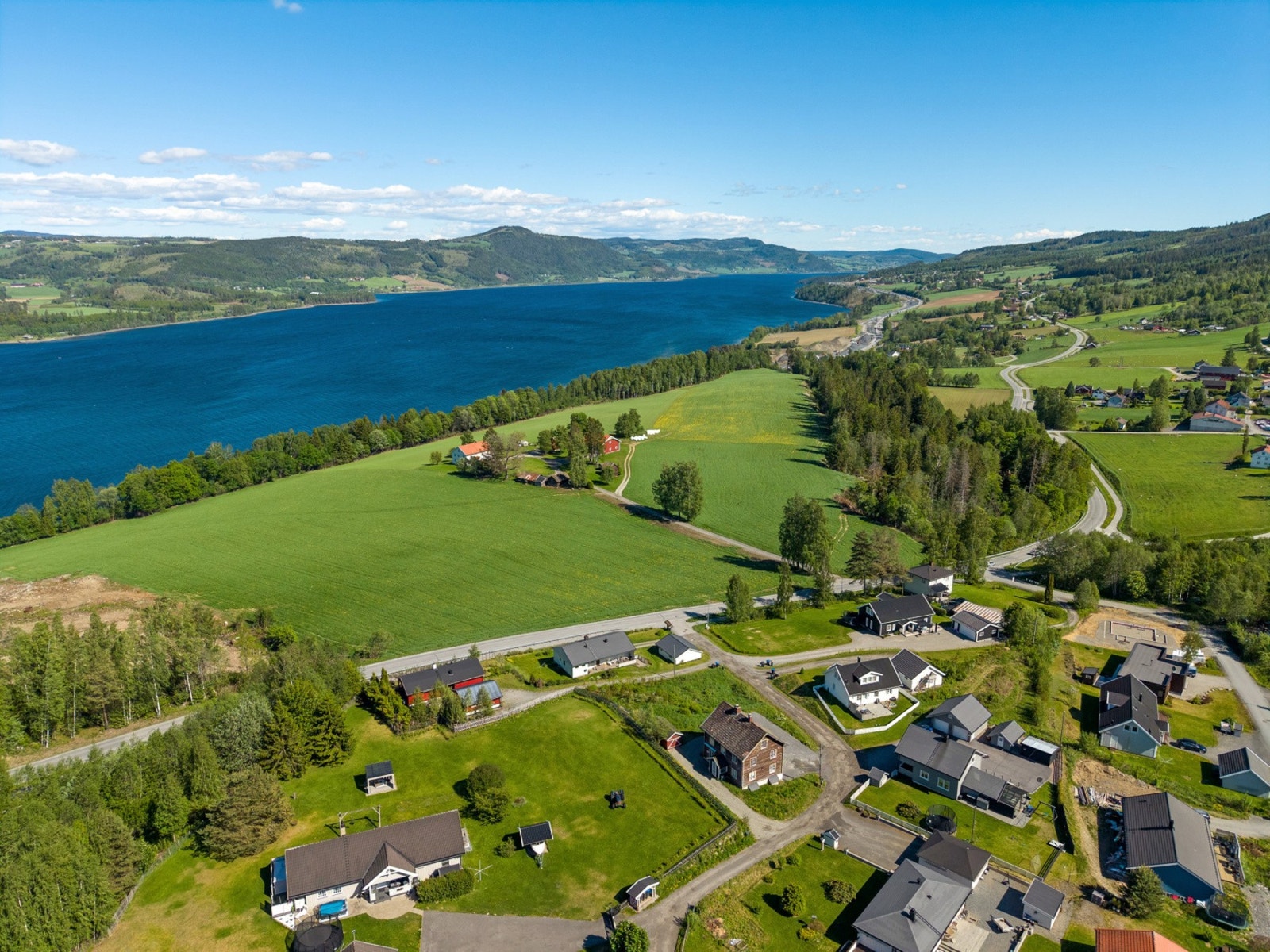 Gunstig beliggenhet i forhold til Mjøsbyene med ca 15 km til Lillehammer og ca 30 km til Gjøvik. Galleribilde