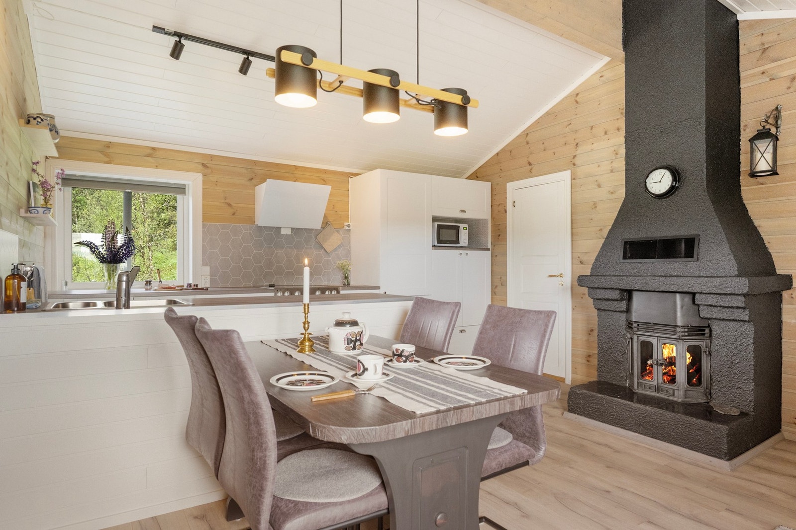 Stuen fremstår som lys og trivelig, med god takhøyde og plass til både sofagruppe, spisebord og øvrig møblement. Galleribilde