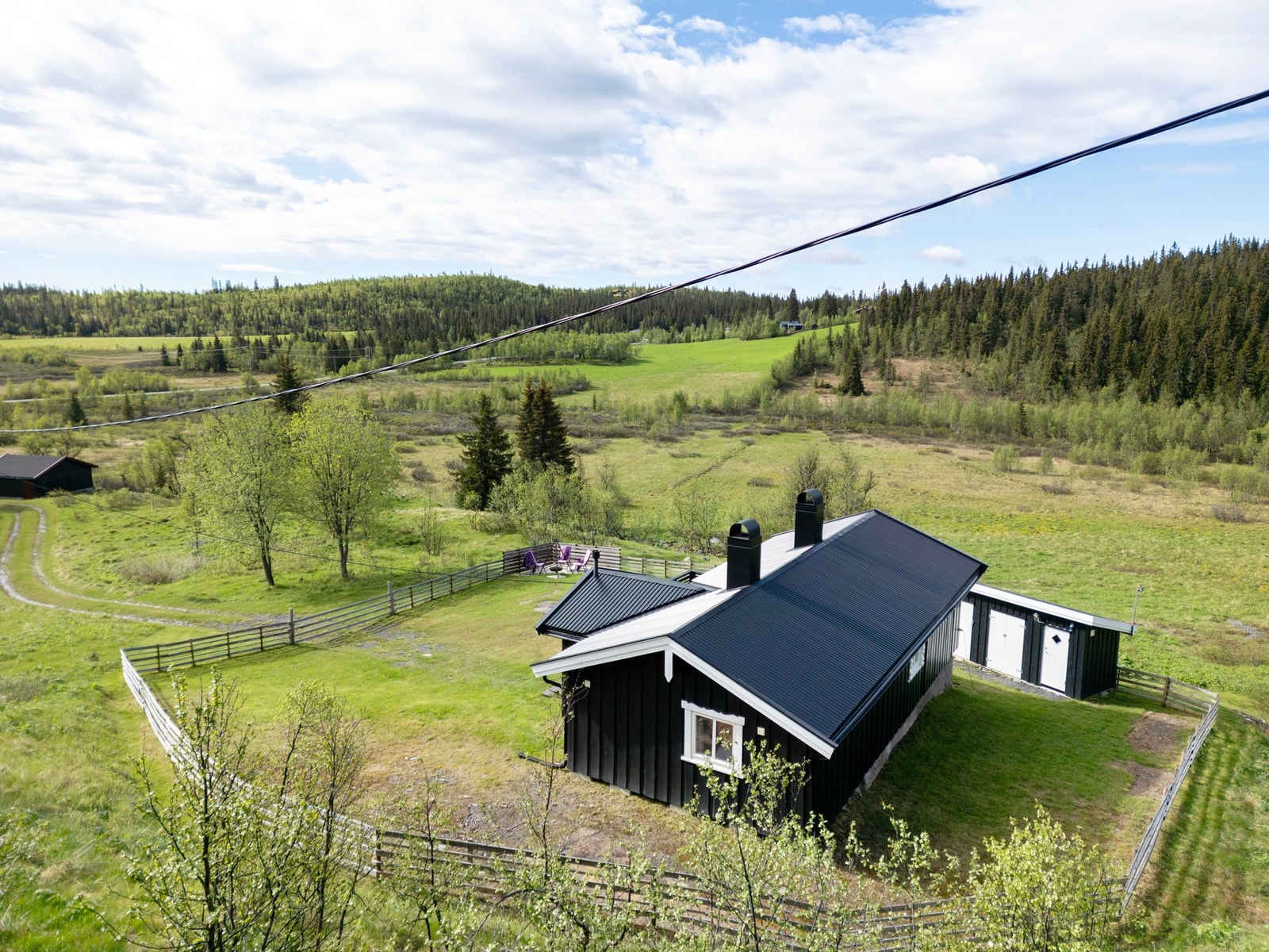 Fra hytta er det kort vei til skiløyper og flotte turmuligheter i fjellet. Gamlestølen med kafeteria og mindre alpinbakke ligger kun ca. 800 meter unna. Området er et attraktivt utfartssted både sommer og vinter for deg som ønsker fred, ro og nærhet til n Galleribilde