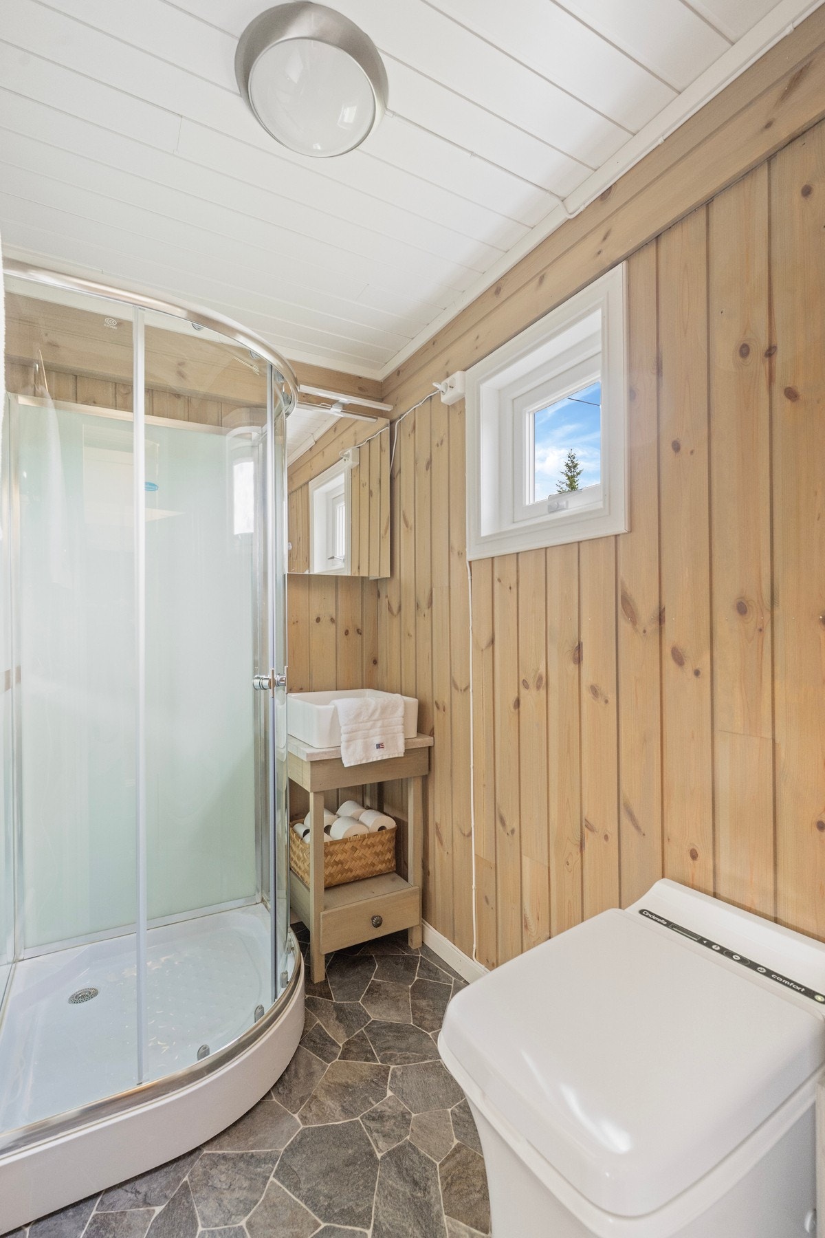 Rommet er utstyrt med Cinderella Comfort forbrenningstoalett, dusjkabinett med vanntank og liten vannpumpe. Galleribilde