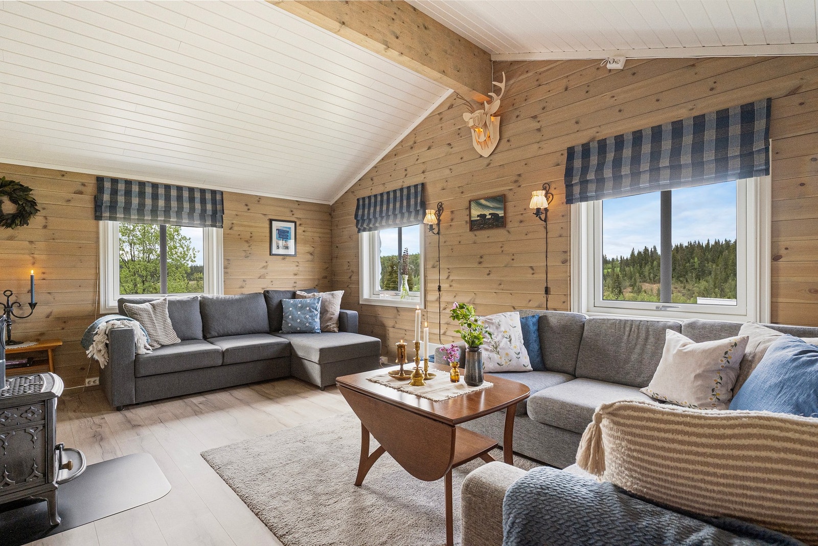 Hytta selges delvis møblert. Her ligger alt til rette for å ta i bruk hytta fra første dag og nyte fritiden i naturskjønne omgivelser. Galleribilde